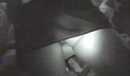 Brünette in roten Strümpfen in Muschi und free pornos omas Arsch gefickt