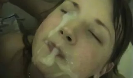 Das schöne freie oma pornos Baby gibt viel Schmiermittel auf seinen Schwanz