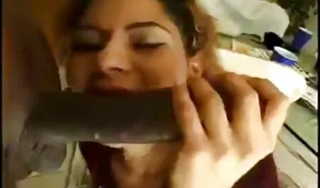 Blondie geht mit dem sex oma gratis kleinen Schwanz ins Bett