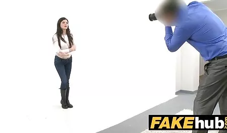 Durchbohrte und tätowierte MILF pumpt und lutscht pornos von omas durchbohrten Schwanz