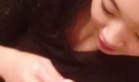 Mädchen saugt Jungs Schwanz auf oma sexfilme kostenlos der Badezimmertheke