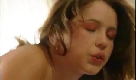 Vollbusige sexfilme granny MILF mit Nippel-Piercigngs, die Netzstrümpfe tragen, gefickt