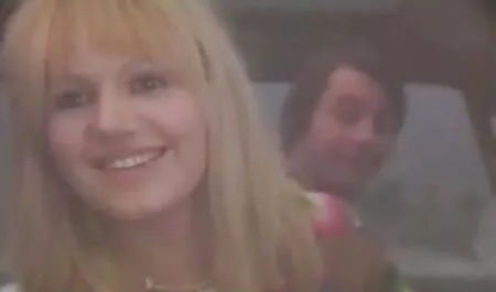 Geiler Pornostar fickt ihre rasierte Muschi gratis sex mit oma
