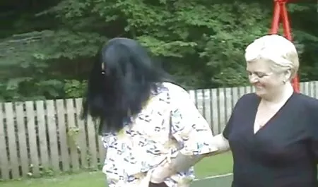 Amateur-Asiatin genießt hier pornofilme mit omas ihren Dildo
