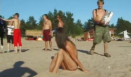Zwei heiße Babes ficken den Junggesellen am sexvideos mit omas Pool