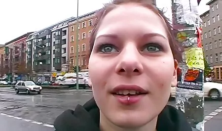 Atemberaubende freie oldie pornos blonde Amateurin füllt ihre enge Muschi